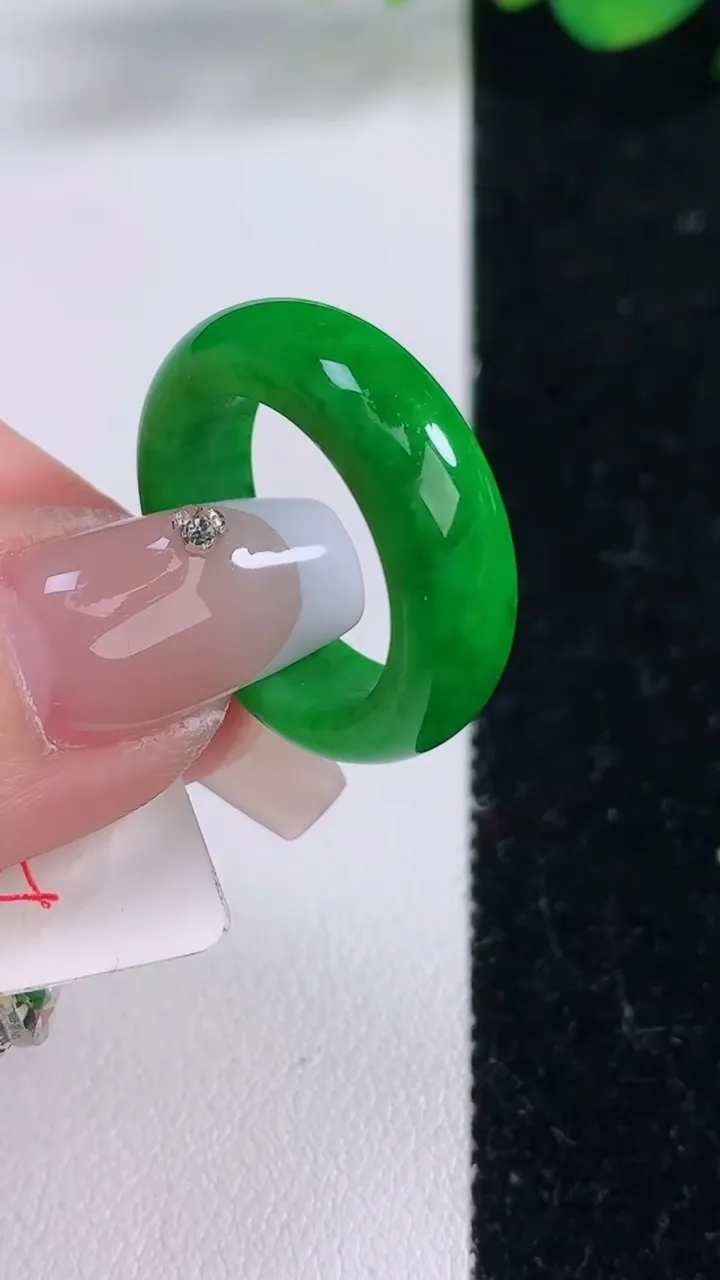 天然A货翡翠指环戒指，尺寸17.5-6-3.4，重量:5.11g2025年12月8日
工厂直销收藏佳品,种好水足，色泽均匀，有种有色，上手高大气！