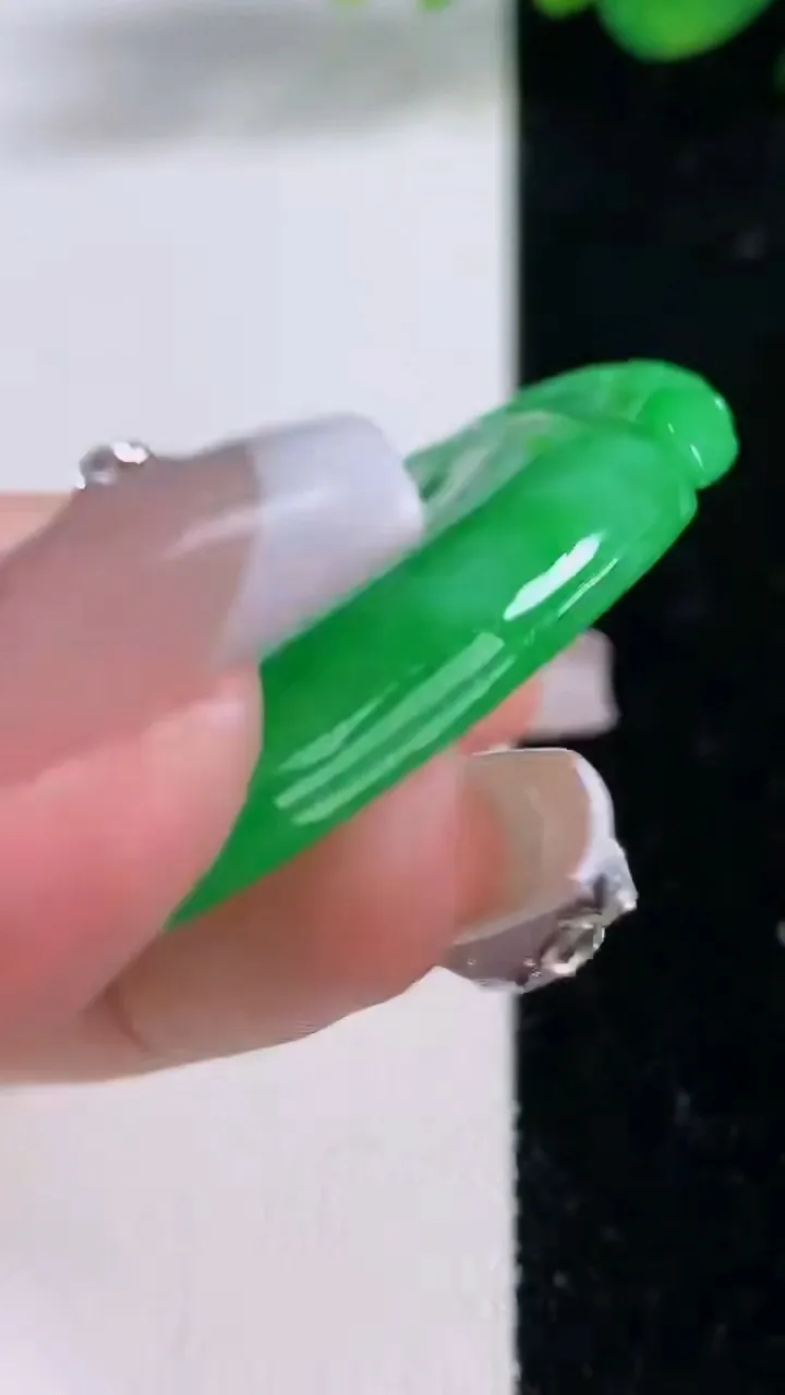 天然A货翡翠如意吊坠，尺寸47.5-35.6-6，重量:22.26g
12月8日