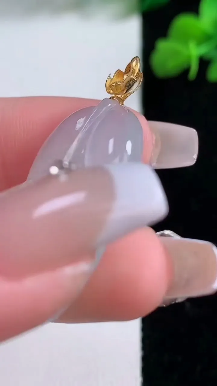 天然A货翡翠种白冰金枝玉叶 叶子吊坠，尺寸32.4-20-4.8，重量:6.78g
12月8日