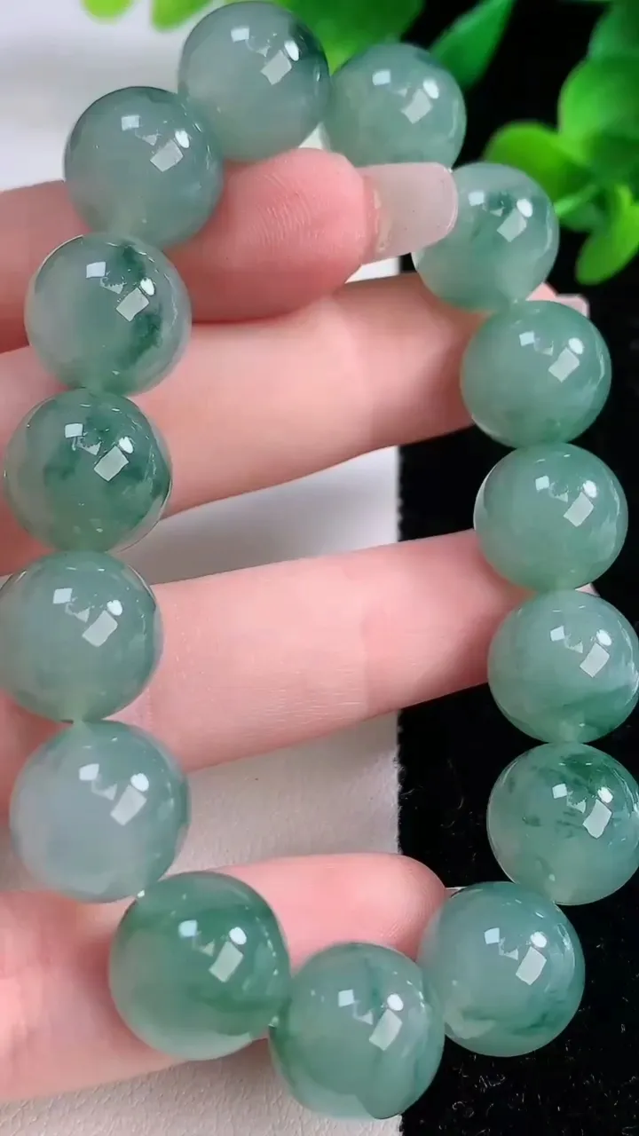 天然A货翡翠种飘花圆珠手串，尺寸12.6-15颗，重量:51.26g12月8日
工厂直销收藏佳品,种