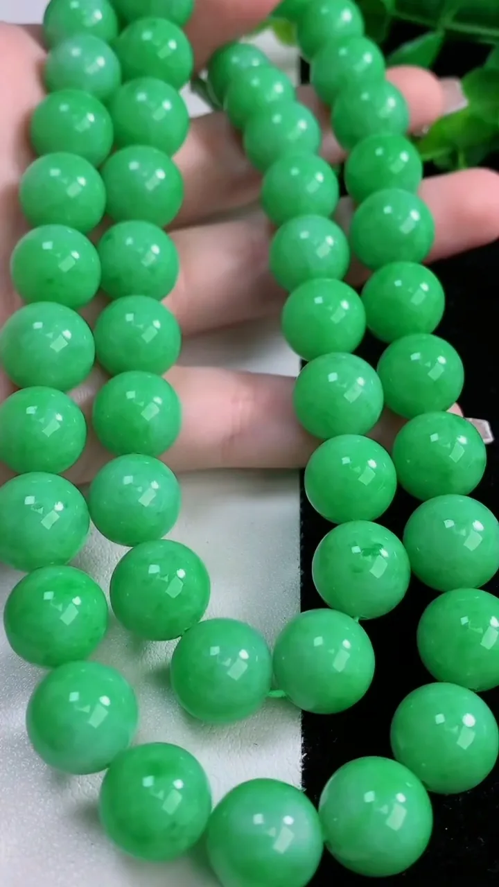 天然A货翡翠圆珠项链，尺寸12.2-48颗，重量:174.02g
12月8日
