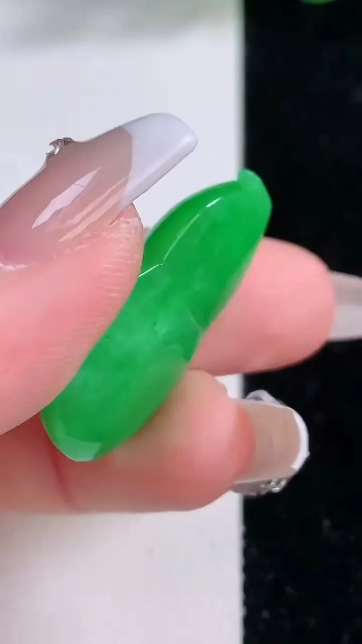 天然A货翡翠葫芦镶嵌件，尺寸30.4-19-8.9，重量:8.33g
12月8日