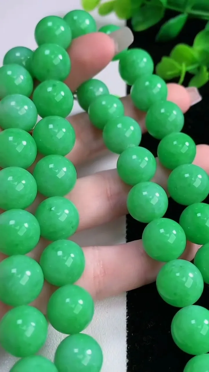 天然A货翡翠圆珠项链，尺寸12.2-48颗，重量:174.02g
12月8日