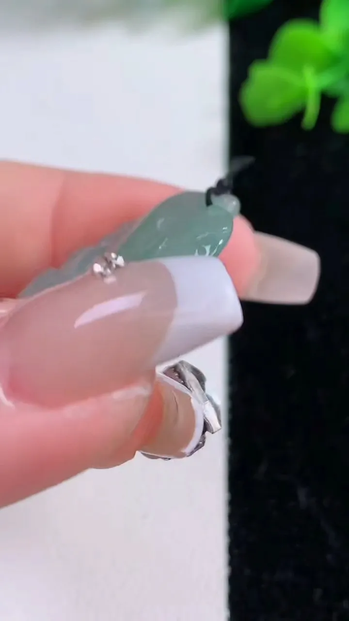 天然A货翡翠年年有余吊坠，尺寸34-26-3.8，重量:6.10g
12月8日