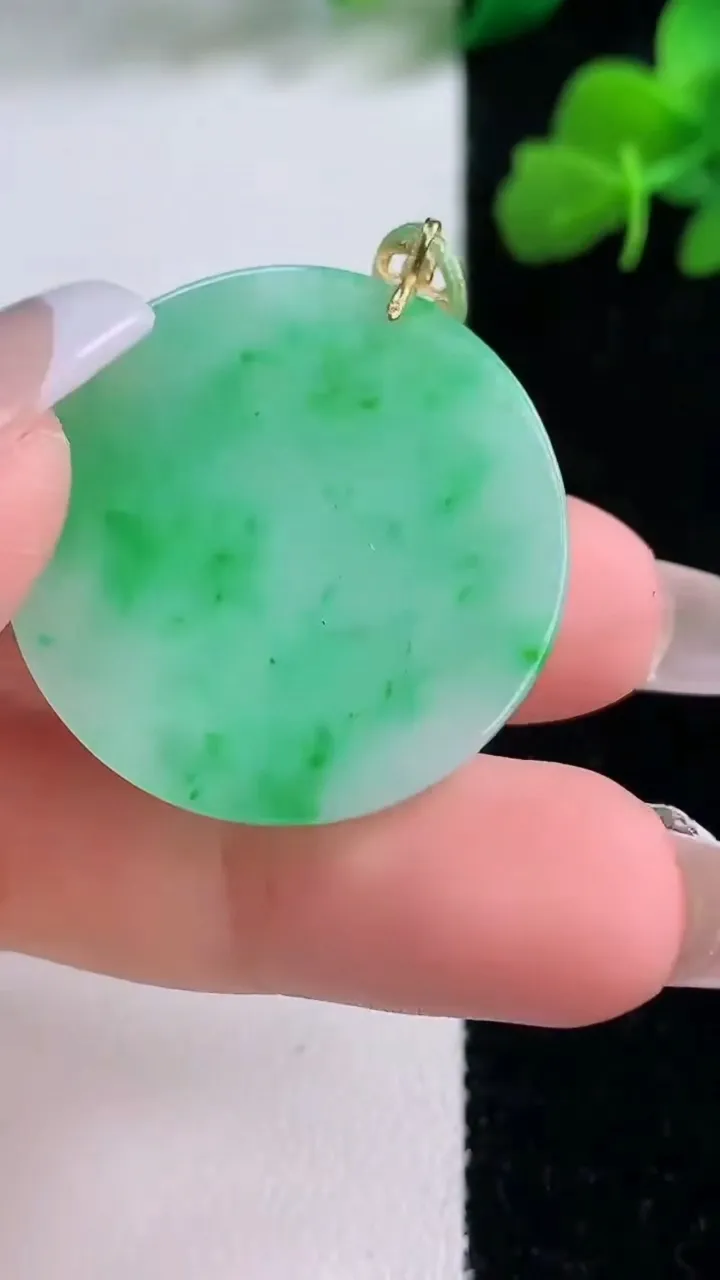 天然A货翡翠无事牌吊坠，尺寸29.2-2.8，重量:7.60g
12月8日