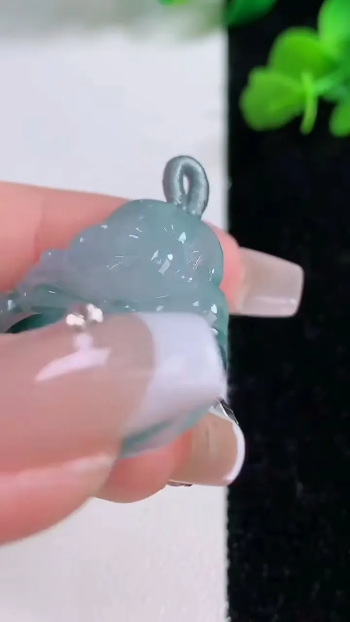 天然A货翡翠冰种飘花佛公吊坠，尺寸29-32.4-5.8，重量:8.77g
12月8日