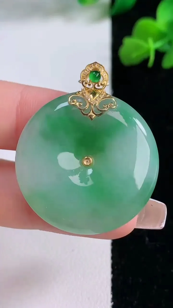天然A货翡翠平安扣吊坠，尺寸30.8-5.5，重量:11.56g
12月8日