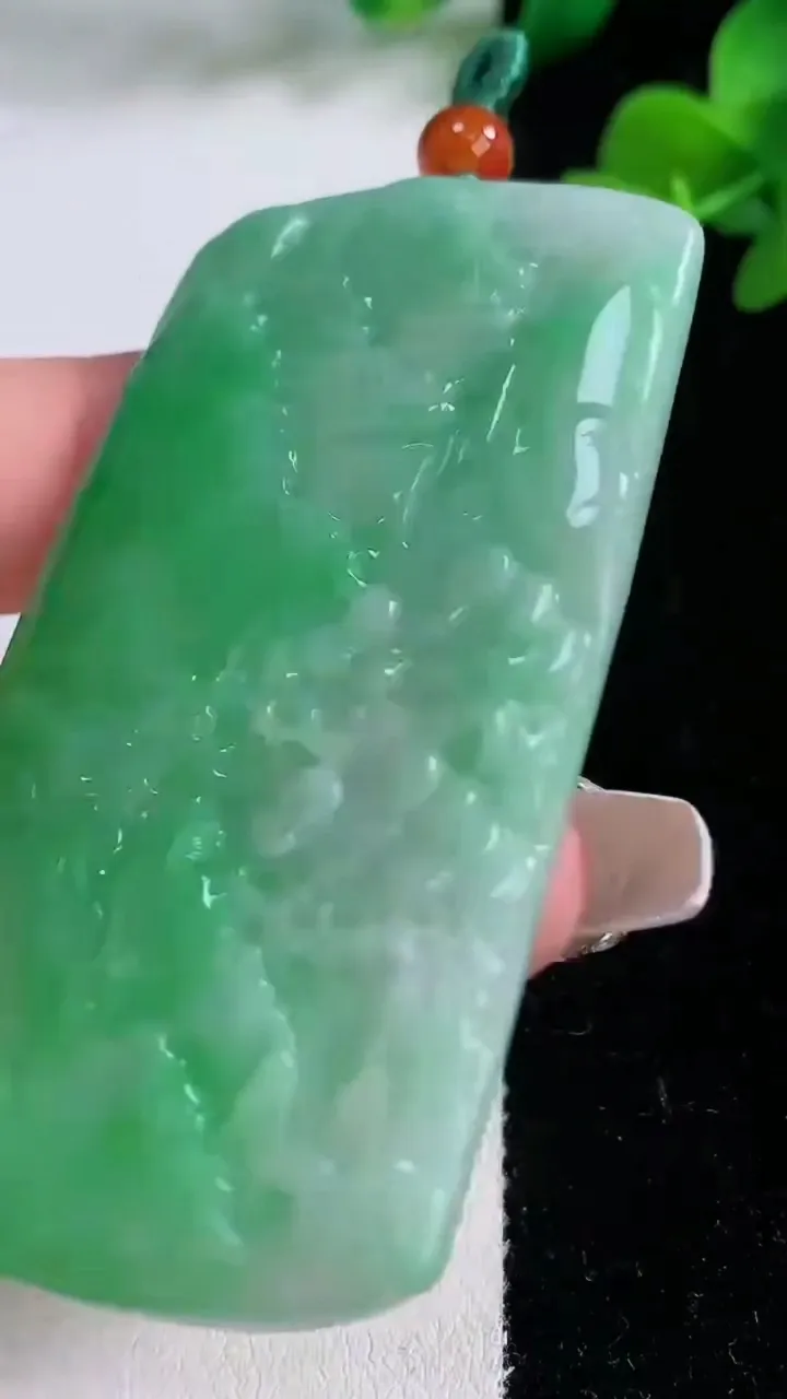 天然A货翡翠山水牌吊坠，尺寸66.7-38.3-4.4，重量:32.31g
12月8日