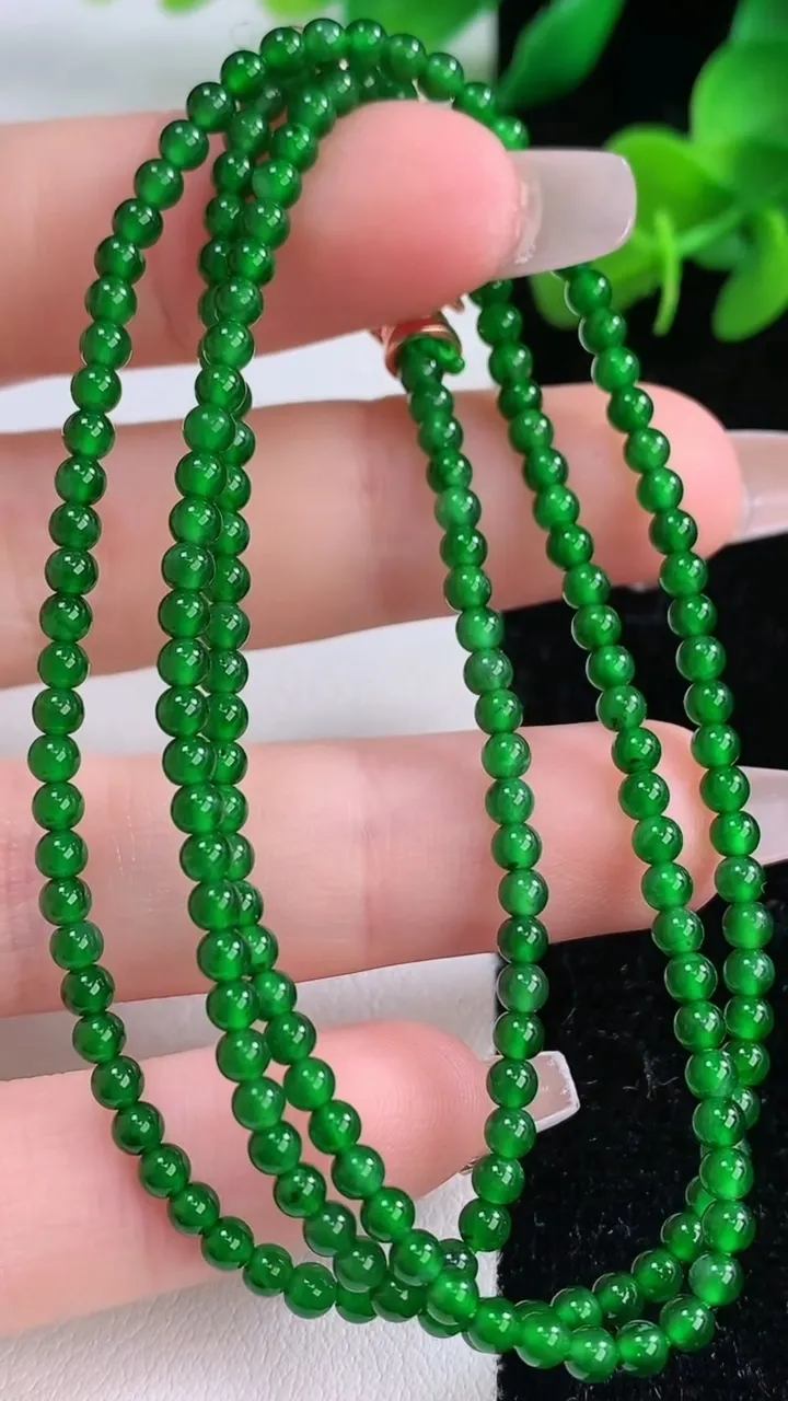 天然A货翡翠小米珠项链，尺寸2.7-184颗，重量:9.39g12月8日
工厂直销收藏佳品,种好水足，色泽均匀，有种有色，上手高大气！