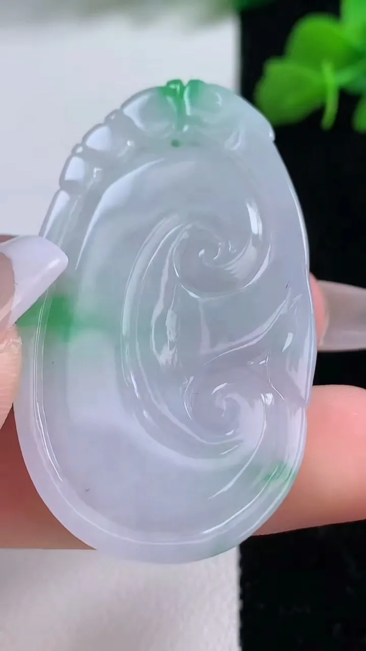 天然A货翡翠如意吊坠，尺寸48.6-27.4-5，重量:14.66g
12月8日