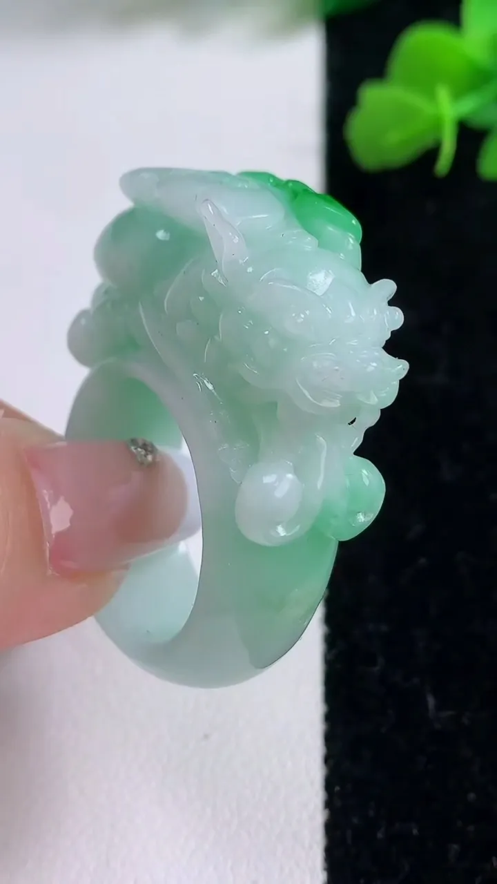 天然A货翡翠貔貅指环扳指，尺寸21.7-29-12.7，重量:26.73g2025年12月8日
工厂直销收藏佳品,种好水足，色泽均匀，有种有色，上手高大气！