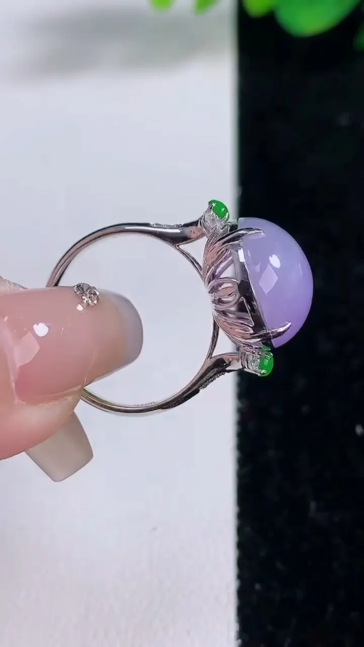 天然A货翡翠18K金紫罗兰蛋面戒指，尺寸18-15.8-13.2-10.4，重量:5.86g2025年12月8日
工厂直销收藏佳品,种好水足，色泽均匀，有种有色，上手高大气！