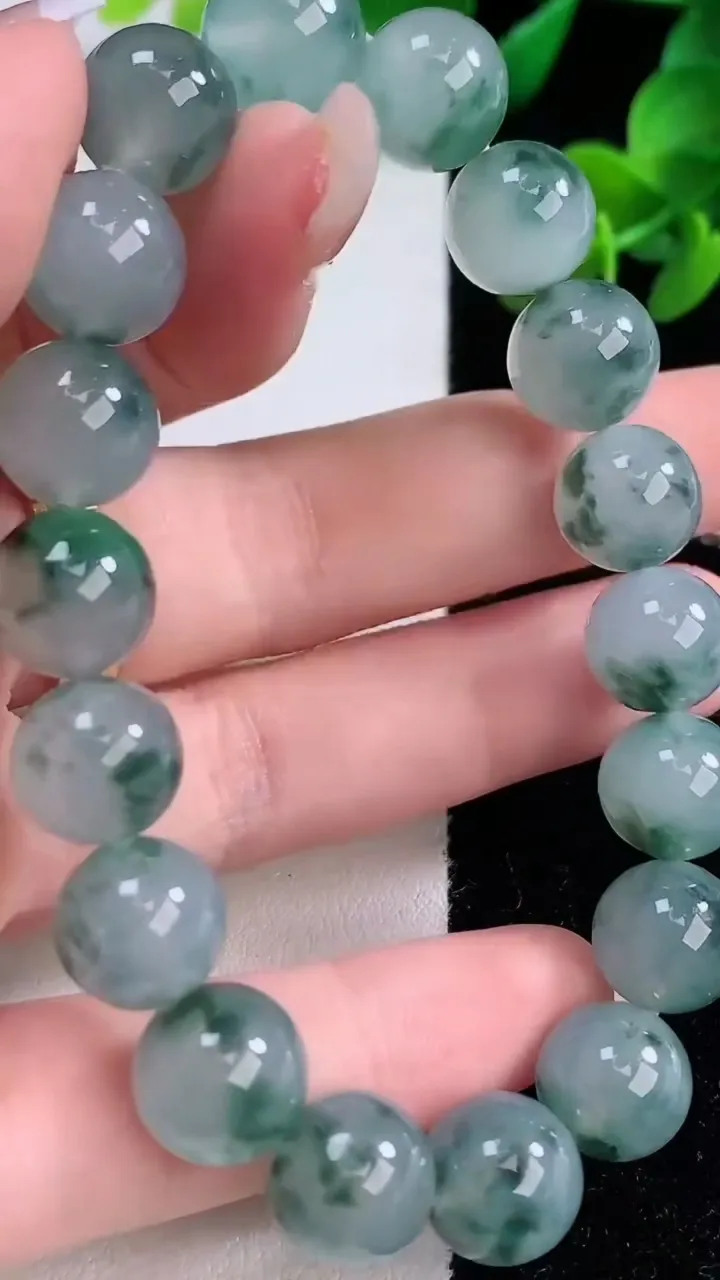 天然A货翡翠种飘花圆珠手串，尺寸10.5-18颗，重量:37.40g12月8日
工厂直销收藏佳品,种