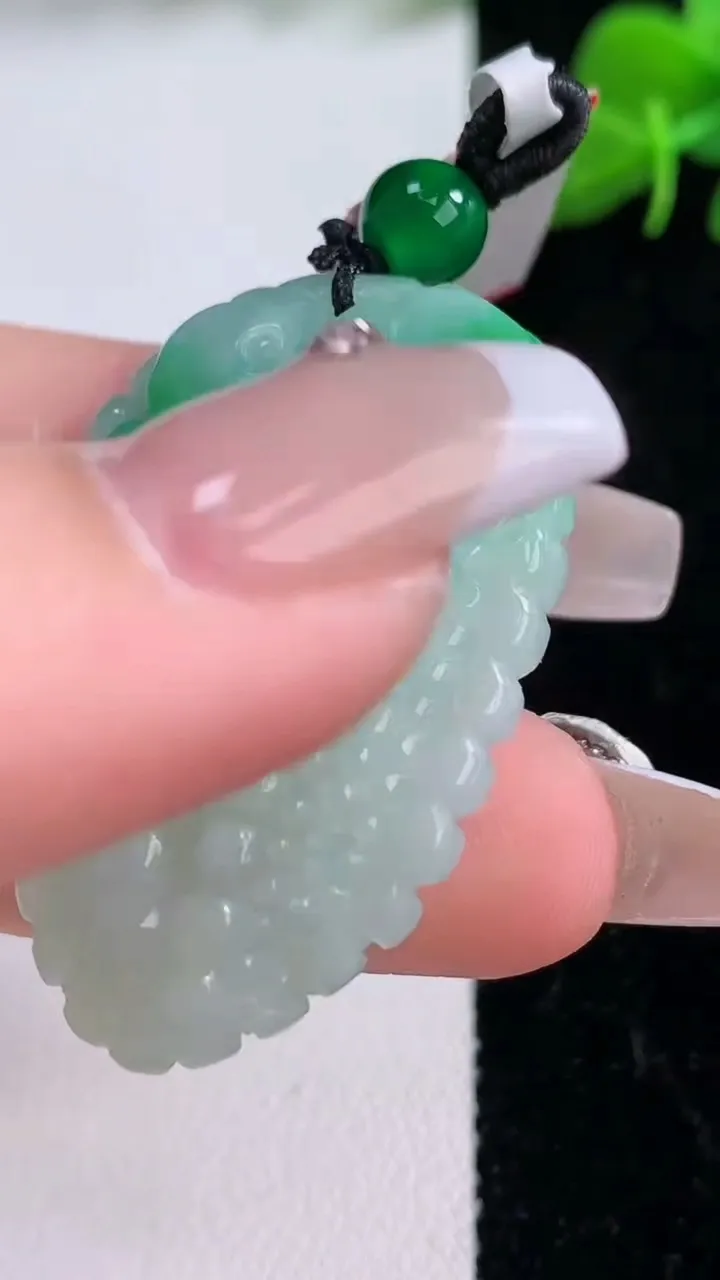 天然A货翡翠苦尽甘来 苦瓜吊坠，尺寸38.3-25.8-10，重量:17.48g
12月8日