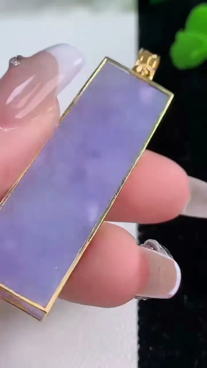 天然A货翡翠18K金紫罗兰无事牌吊坠，尺寸46.3-14.6-6.4，重量:15.06g
12月8日