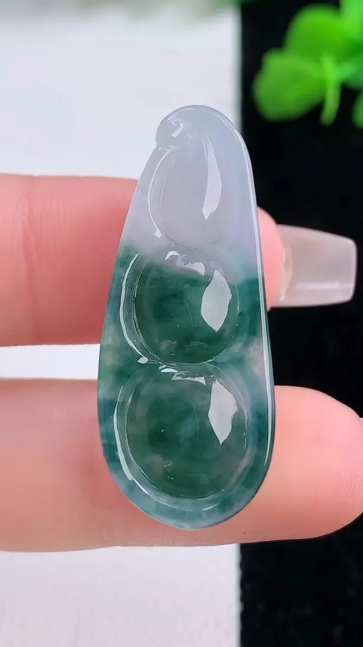 天然A货翡翠飘花福豆吊坠，尺寸34-13.6-6.5，重量:5.69g
12月8日