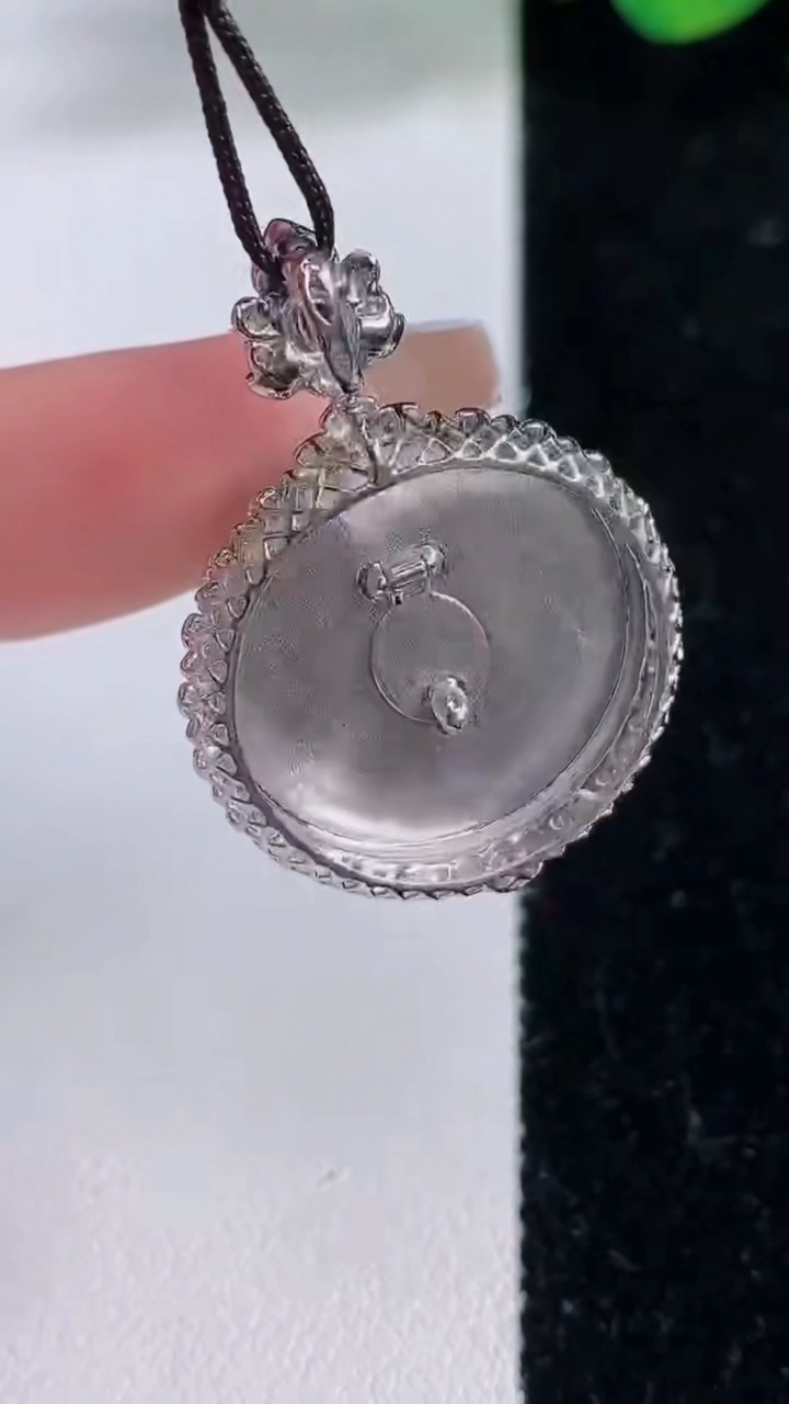 天然A货翡翠18K金紫罗兰圆珠耳坠，尺寸11，重量:6.61g12月8日
工厂直销收藏佳品,种好水足，色泽均匀，有种有色，上手高大气！