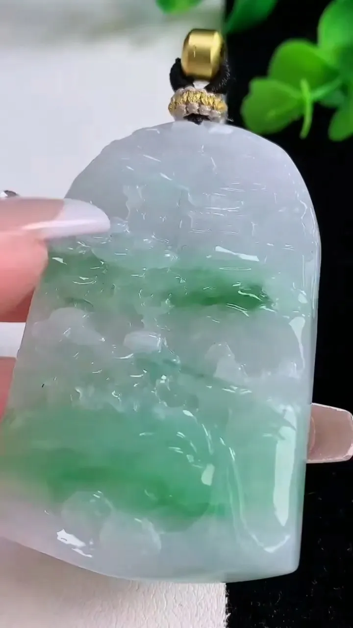 天然A货翡翠山水牌吊坠，尺寸57-38.2-7，重量:37.96g
12月8日