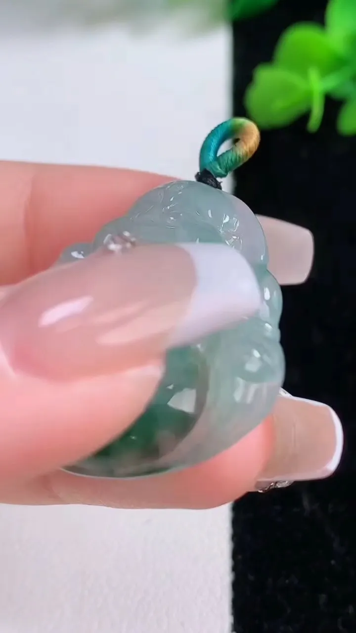 天然A货翡翠冰种飘花佛公吊坠，尺寸30.7-34.6-6，重量:9.39g
12月8日
