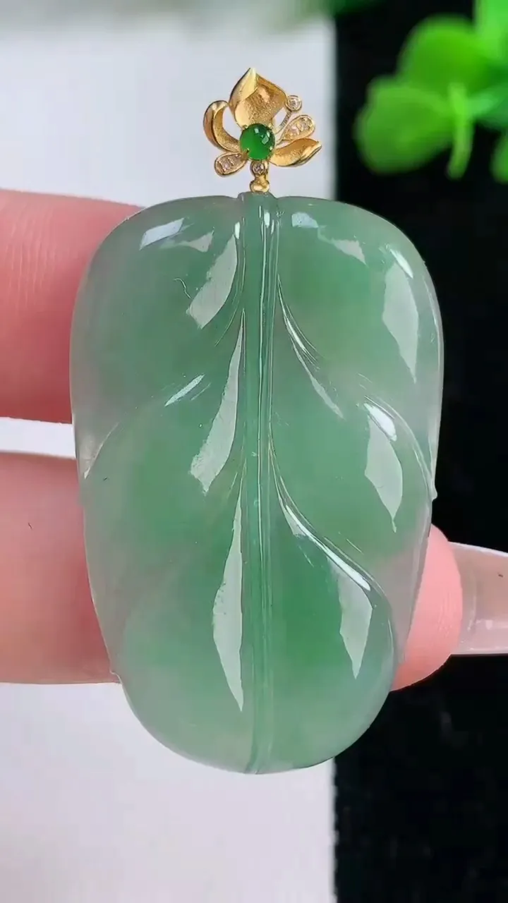 天然A货翡翠金枝玉叶 叶子吊坠，尺寸36.5-23.8-3.5，重量:7.24g
12月8日