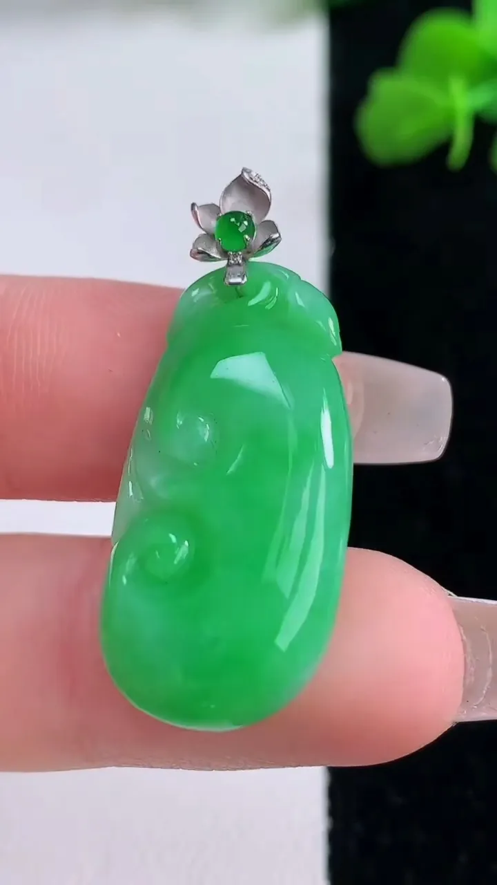 天然A货翡翠如意吊坠，尺寸30.4-14.7-5.4，重量:4.52g
12月8日