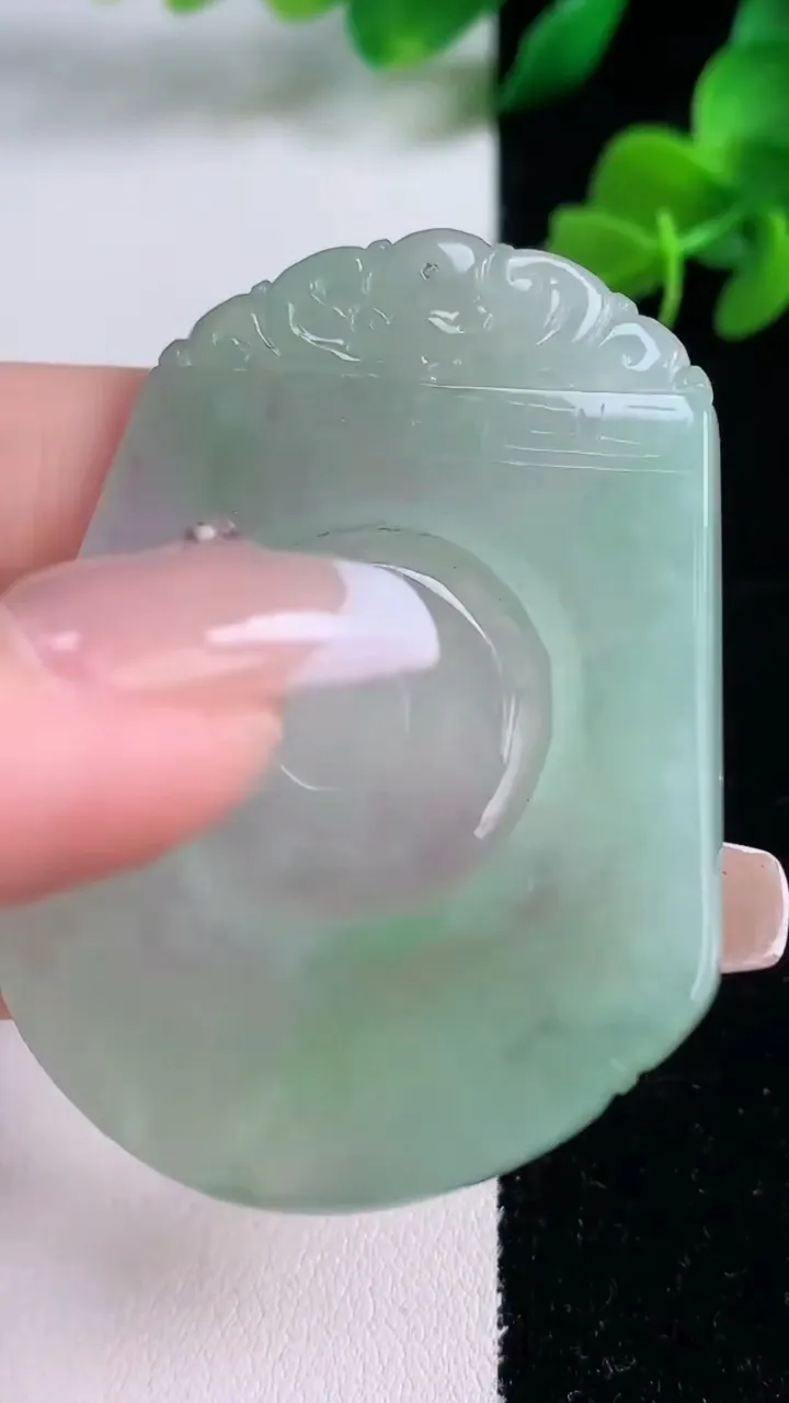 天然A货翡翠仿古无事牌吊坠，尺寸54.8-40.5-3.8，重量:22.12g
12月8日