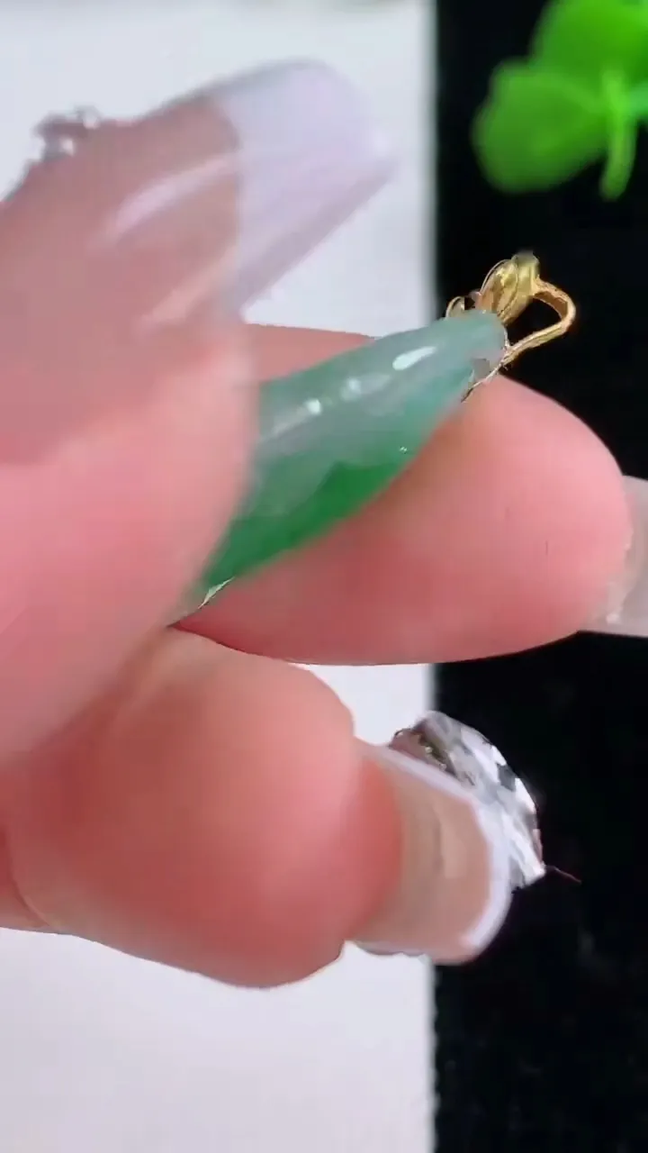 天然A货翡翠如意吊坠，尺寸24.7-16-3.6，重量:4.60g
12月8日