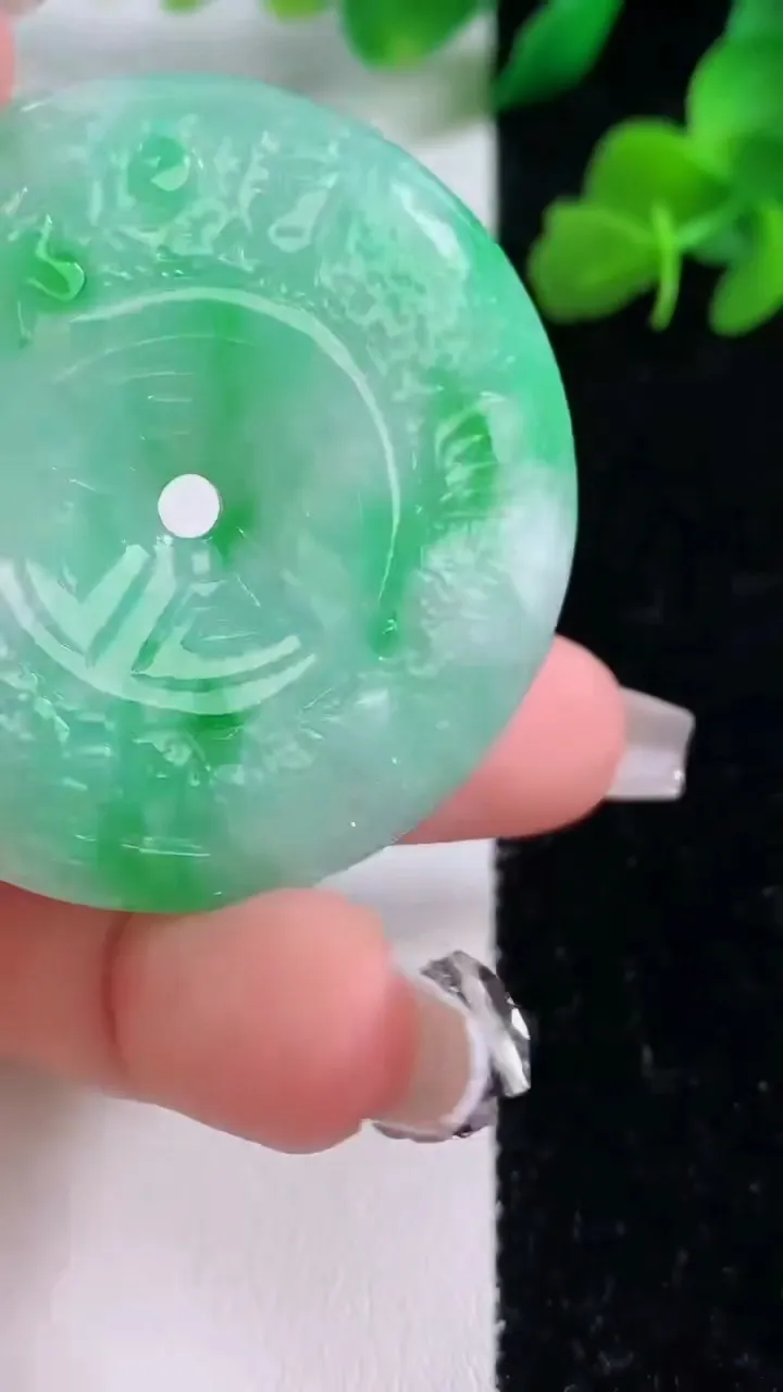 天然A货翡翠雕花平安扣吊坠，尺寸44.5-6.8，重量:27.89g
12月8日