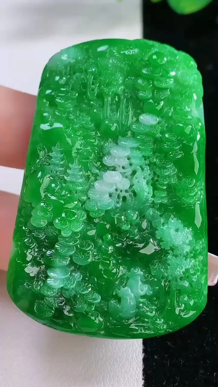 天然A货翡翠山水牌吊坠，尺寸58.2-37-7.7，重量:35.33g
12月8日