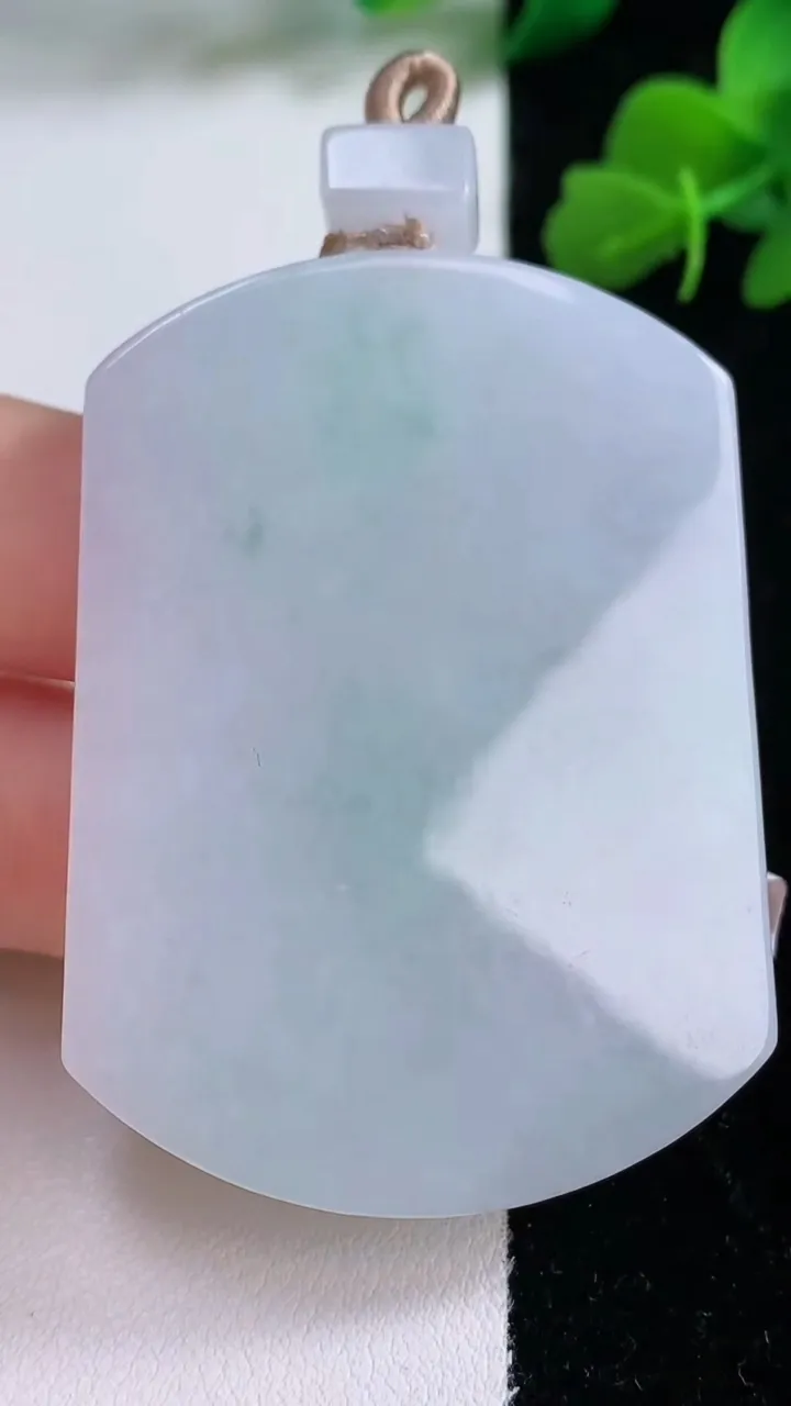 天然A货翡翠无事牌吊坠，尺寸54.6-40.2-5.9，重量:39.65g
12月8日