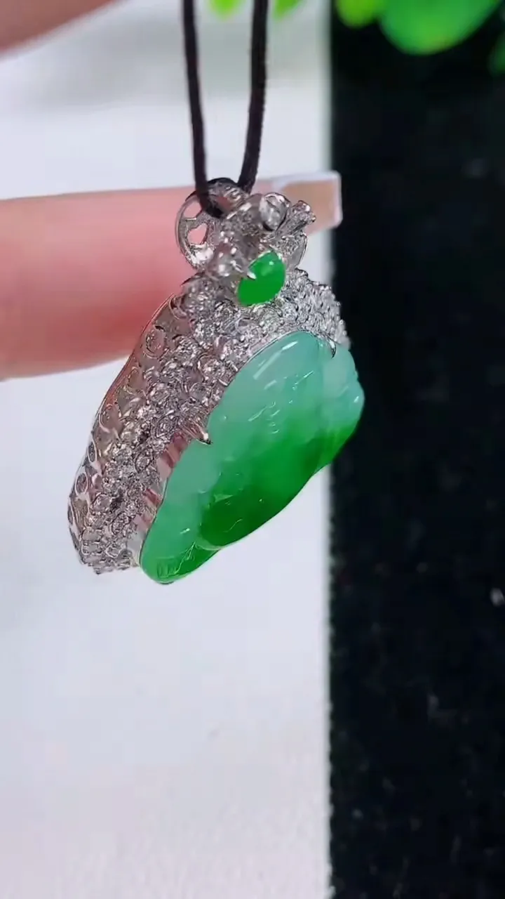 天然A货翡翠佛公吊坠，尺寸33.6-26.5-9.7，裸石19.6-20.8重量:7.88g
12月8日