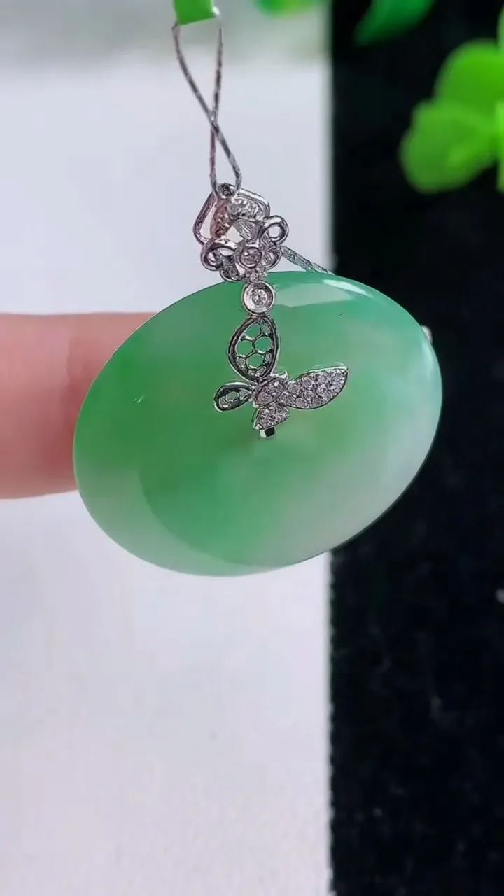 天然A货翡翠平安扣吊坠，尺寸26.5-4.5，重量:7.72g
12月8日