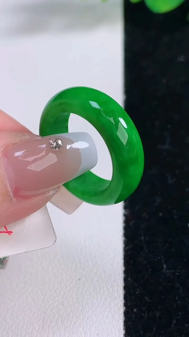 天然A货翡翠指环戒指，尺寸17.5-6-3.4，重量:5.11g2025年12月8日
工厂直销收藏佳