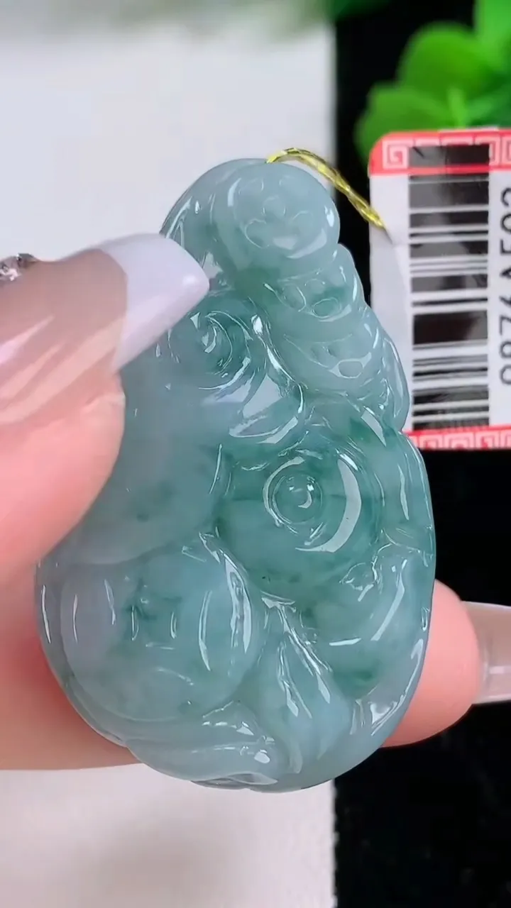 天然A货翡翠飘花如意吊坠，尺寸43.5-26.8-10.5，重量:21.92g
12月8日