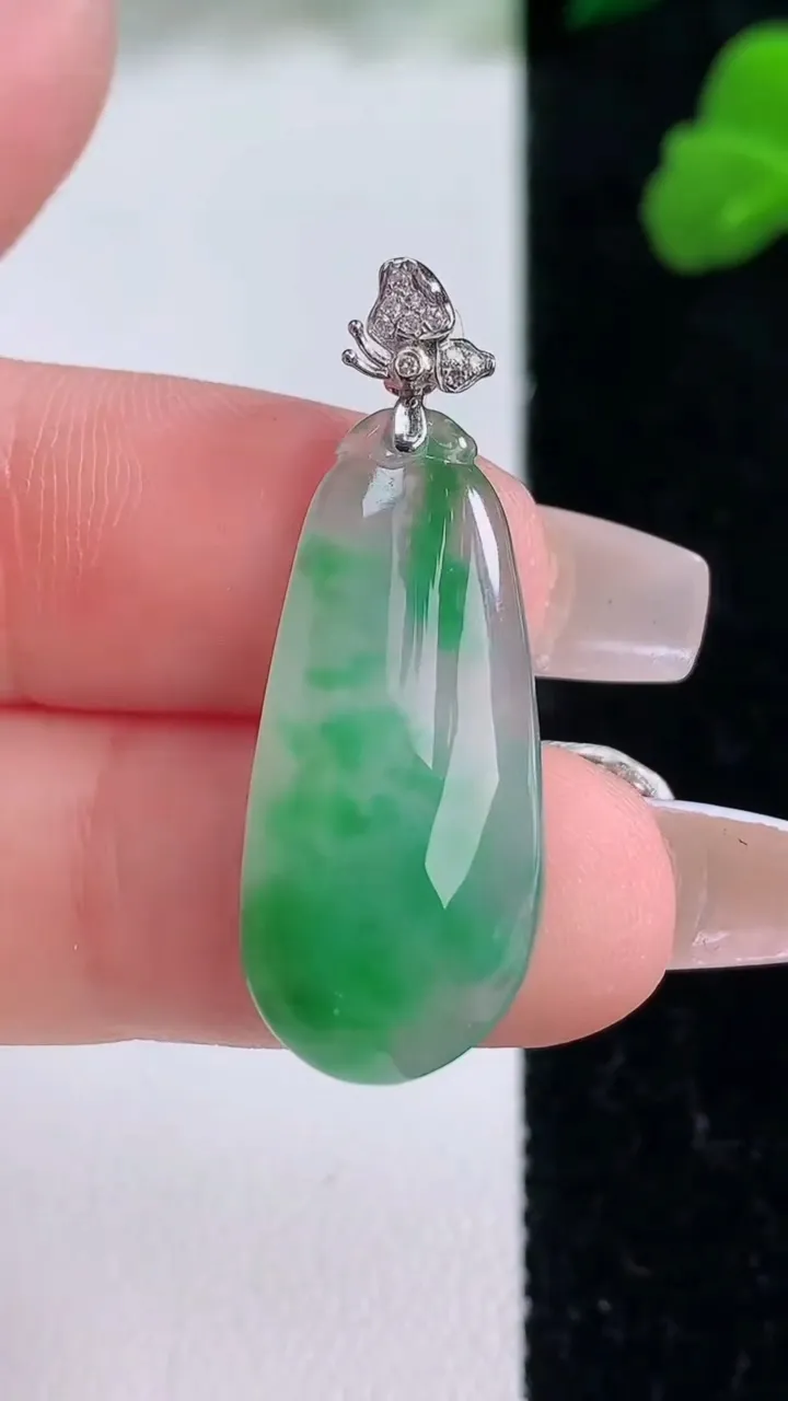 天然A货翡翠福瓜吊坠，尺寸27-12-5，重量:3.46g
12月8日