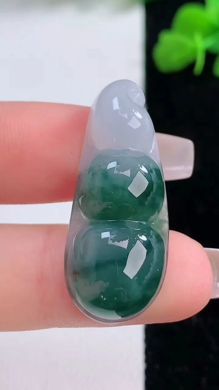 天然A货翡翠飘花福豆吊坠，尺寸34-13.6-6.5，重量:5.69g
12月8日