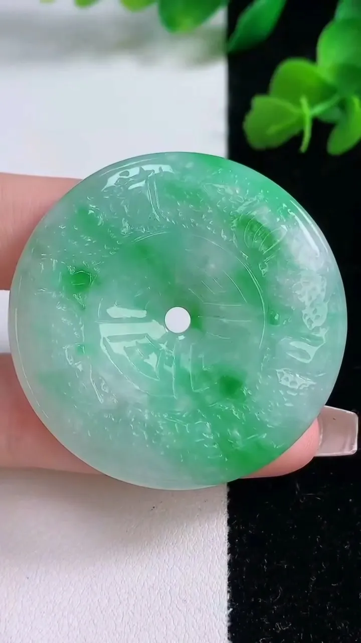 天然A货翡翠雕花平安扣吊坠，尺寸44.5-6.8，重量:27.89g
12月8日