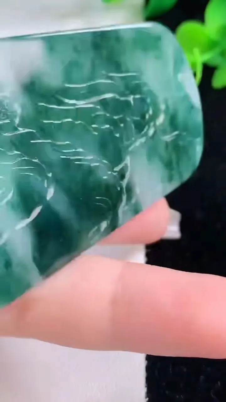 天然A货翡翠冰种飘花府上有龙 龙牌吊坠，尺寸67.6-43-5.3，重量:38.69g
12月8日