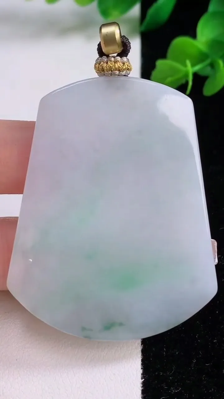 天然A货翡翠无事牌吊坠，尺寸55-44-5.3，重量:35.51g
12月8日