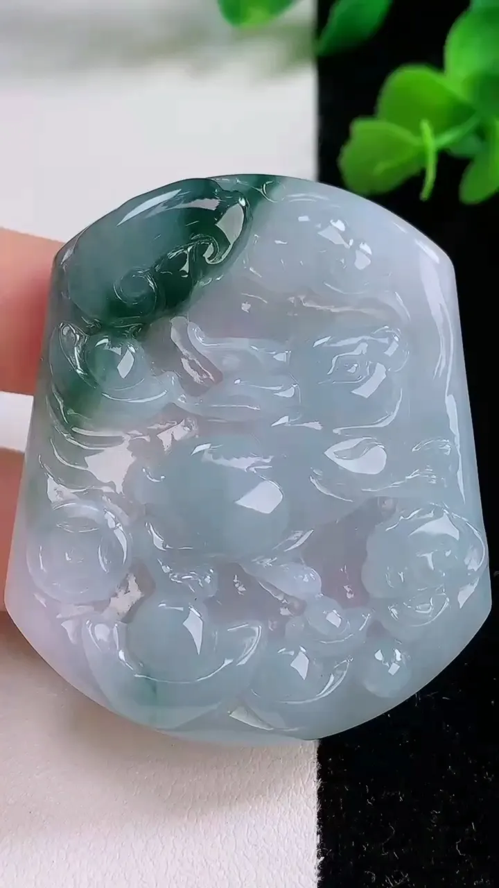 天然A货翡翠飘花生肖兔吊坠，尺寸53.3-45.6-5.6，重量:28.20g
12月8日