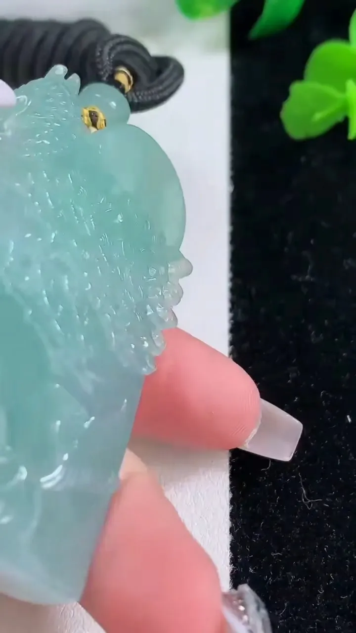 天然A货翡翠阿弥陀佛吊坠，尺寸60-45.2-12.2，重量:65.43g
12月8日