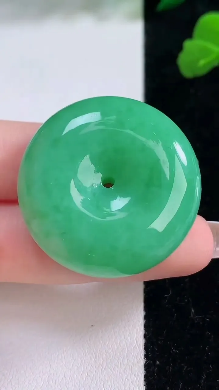 天然A货翡翠平安扣吊坠，尺寸33.5-12.3，重量:30.32g
12月8日