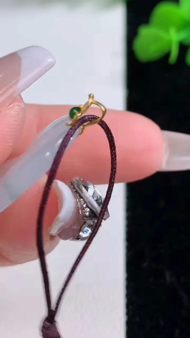 天然A货翡翠种飘花金枝玉叶 叶子吊坠，尺寸38.5-20.5-3.2，重量:5.86g
12月8日