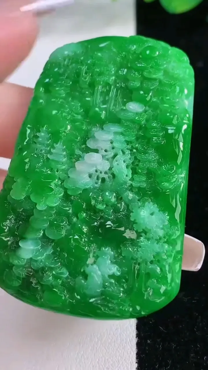 天然A货翡翠山水牌吊坠，尺寸58.2-37-7.7，重量:35.33g
12月8日