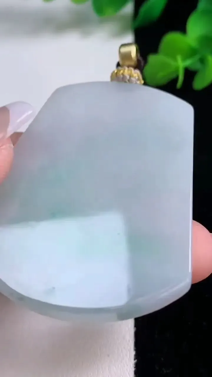 天然A货翡翠无事牌吊坠，尺寸55-44-5.3，重量:35.51g
12月8日