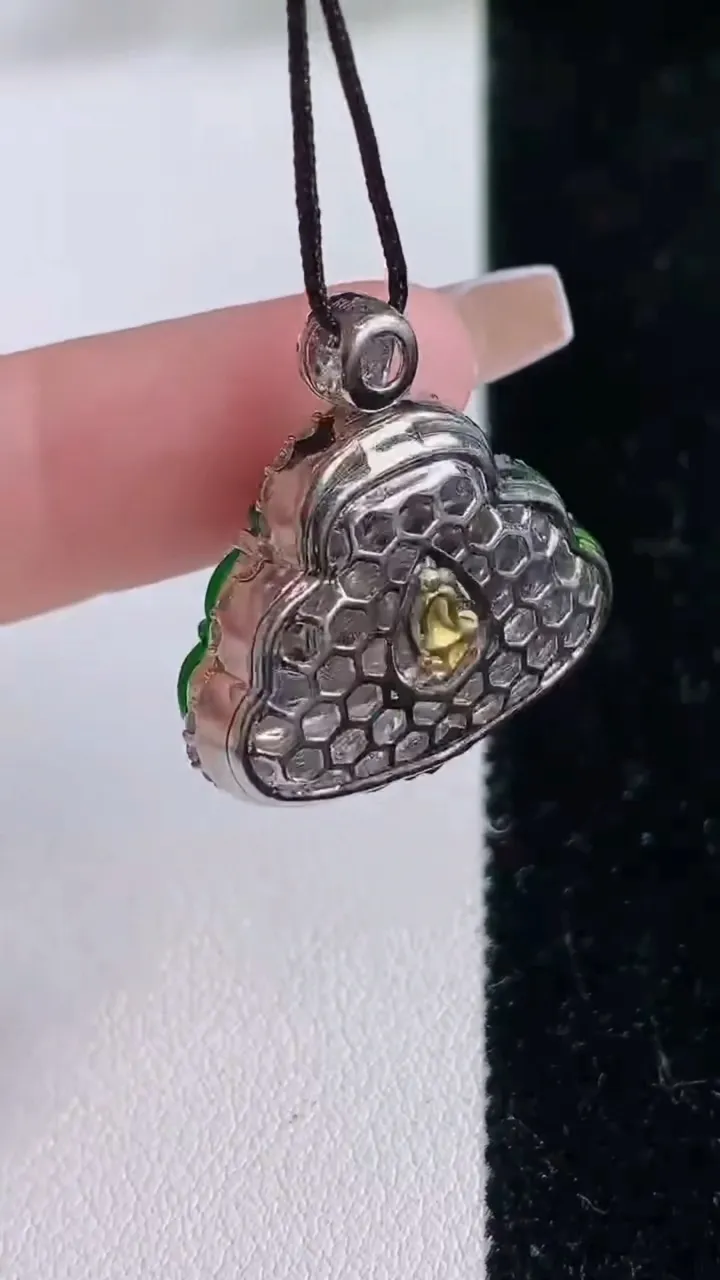 天然A货翡翠佛公吊坠，尺寸26.4-24-9，裸石15.4-20.8重量:7.77g
12月8日