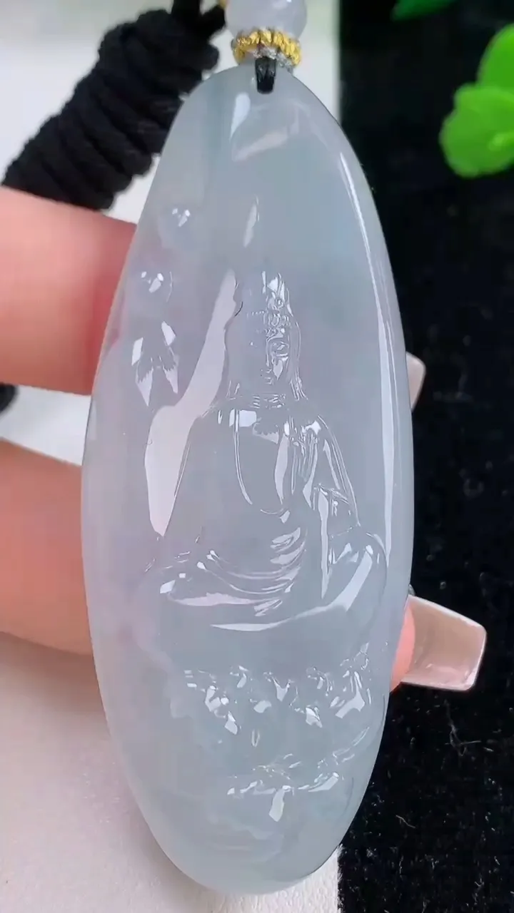 天然A货翡翠种白冰观音菩萨吊坠，尺寸66.2-27-10.8，重量:43.69g
12月8日