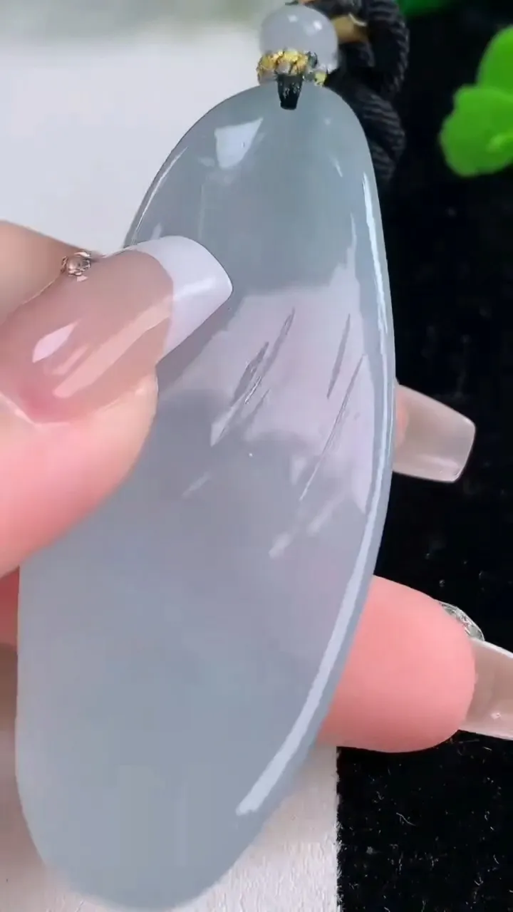 天然A货翡翠种白冰观音菩萨吊坠，尺寸66.2-27-10.8，重量:43.69g
12月8日