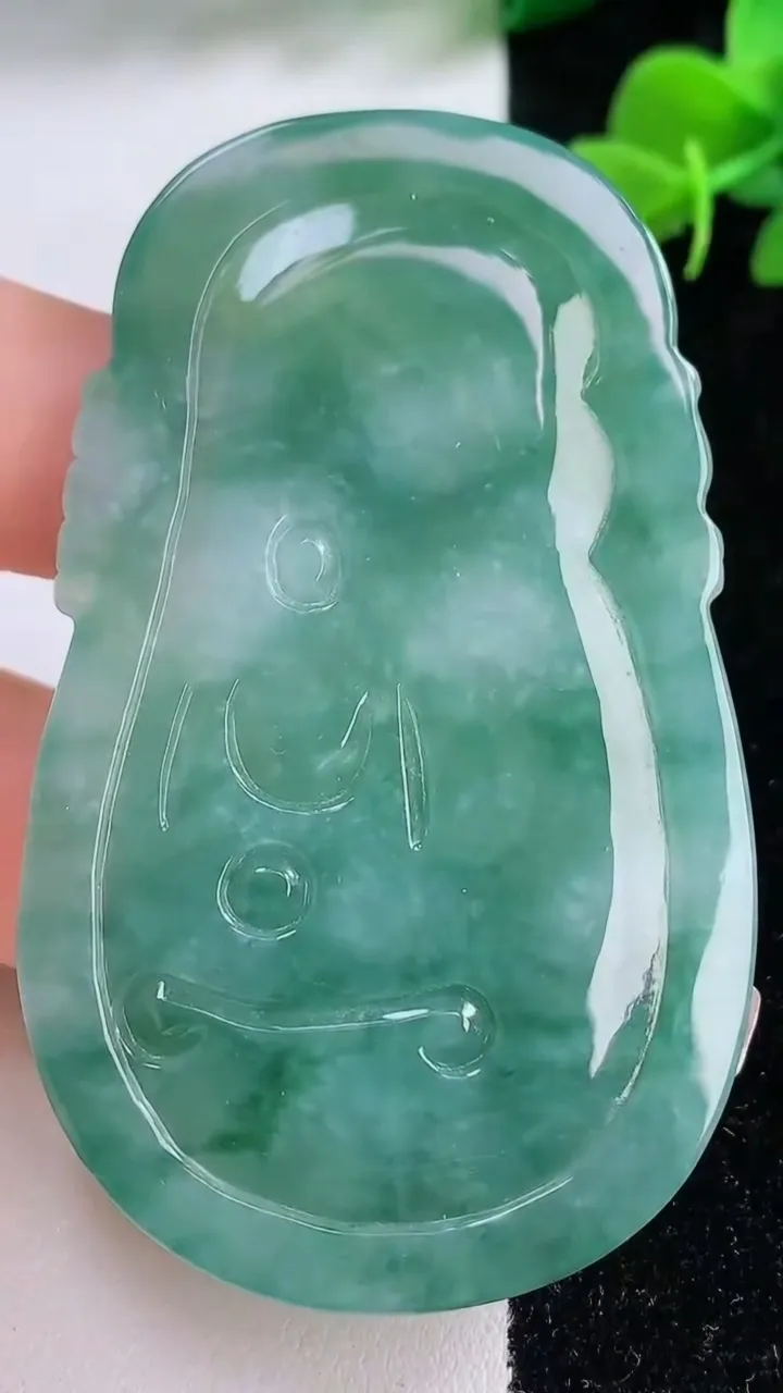 天然A货翡翠度母观音吊坠，尺寸65.3-39.6-6.5，重量:32.34g
12月8日