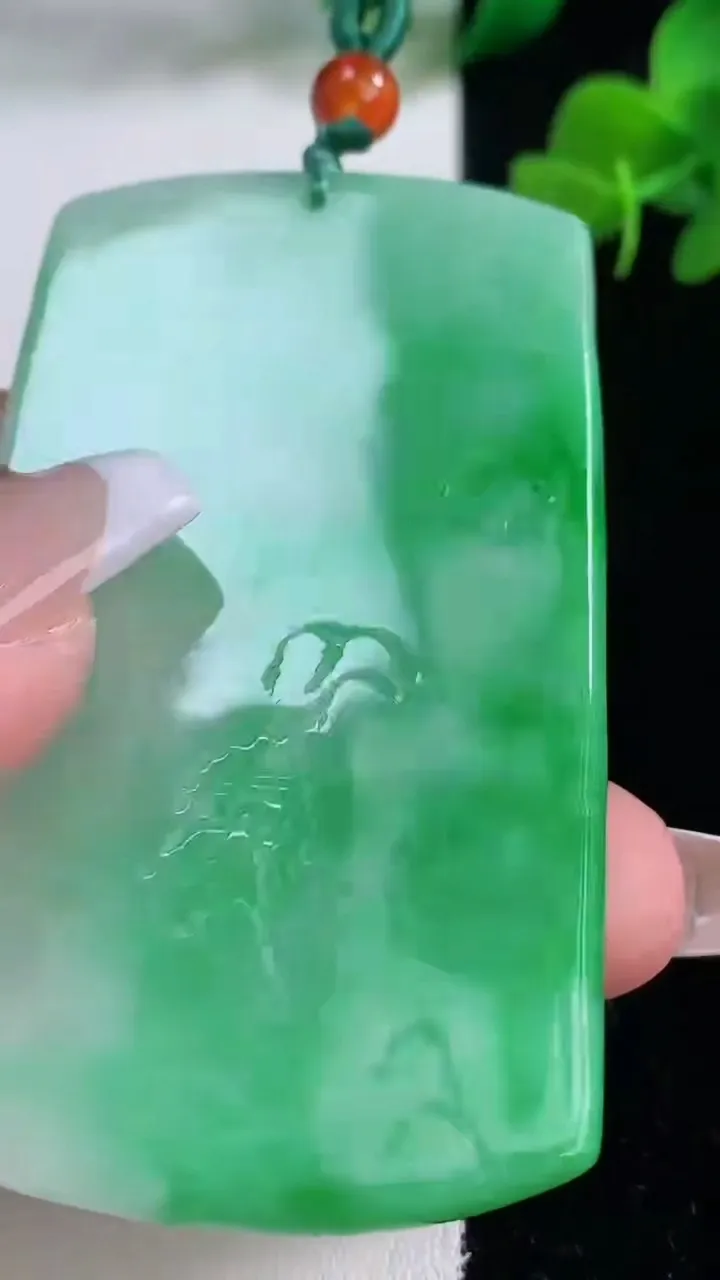 天然A货翡翠山水牌吊坠，尺寸66.7-38.3-4.4，重量:32.31g
12月8日